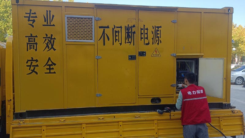 汉源柴油发电机组和UPS电源配合使用时，如何避免切换过程中的电力中断？